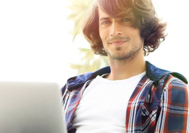 ciddi adam çalışma oturma yakınındaki masaüstüne.