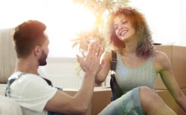 Birbirimizi beş yeni bir ev ile veren genç Çift