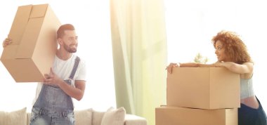 Genç aile kutuları için yeni bir daire taşıyor.