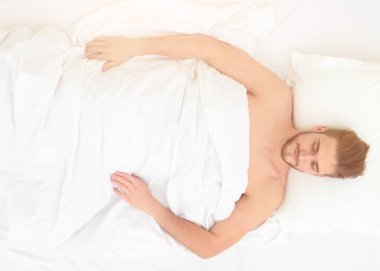 Genç gevşeme yatak üstten görünüm üzerinde adam