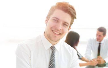 Ofisin arka planında başarılı bir işadamı.