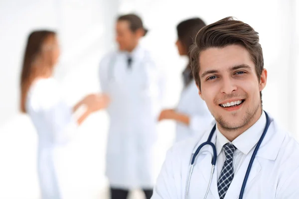 Läkare terapeut på bakgrunden av kontoret — Stockfoto