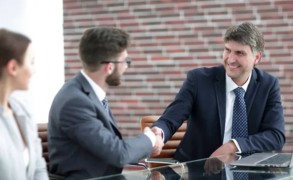 Apretón de manos de los colegas en el escritorio . — Foto de Stock