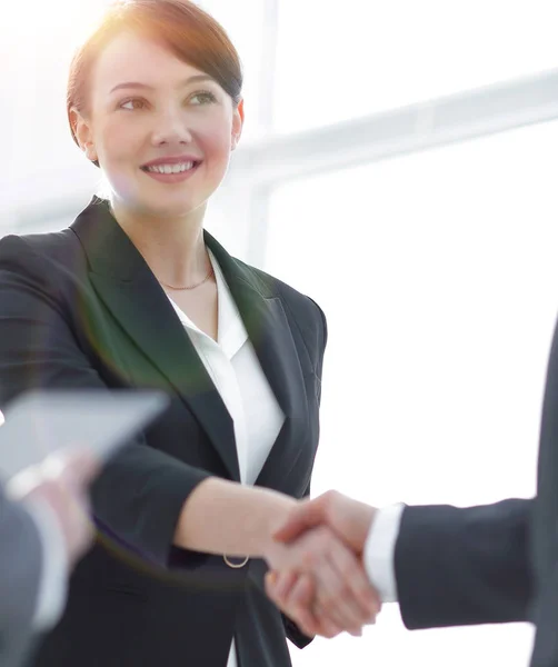 Geschäftsfrau schüttelt einem Geschäftsmann während eines Meetings die Hand — Stockfoto