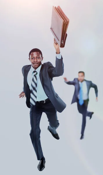 ブリーフケースを手に走っている幸せ afroamerican 男。バック グラウンドで彼の同僚は、彼をキャッチしよう. — ストック写真