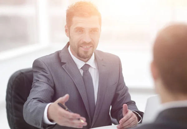 Close-up. Manager en bespreken van de voorwaarden van de opdracht in de office-client. — Stockfoto