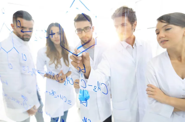 일반 보기 본 구 정보를 분석 하는 사람들의 화학 실험실에서 투명 보드 — 스톡 사진