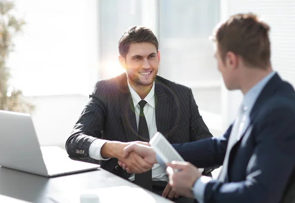 Close-up.side view.the handshake parceiros de negócios em sua mesa . — Fotografia de Stock