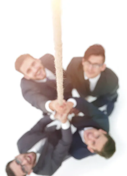 Team di lavoro sorridente che tiene la corda — Foto Stock