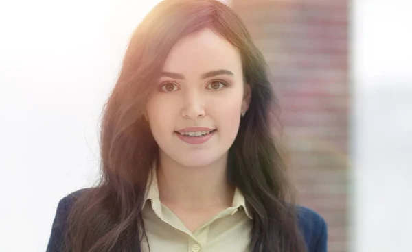 Atractiva joven mujer de negocios sonriente en una oficina . — Foto de Stock