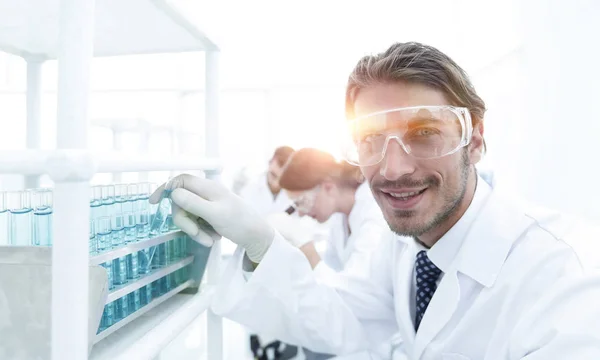 Κοντινό πλάνο ενός ευτυχισμένου αρσενικού επιστήμονα που φοράει γυαλιά ασφαλείας — Φωτογραφία Αρχείου