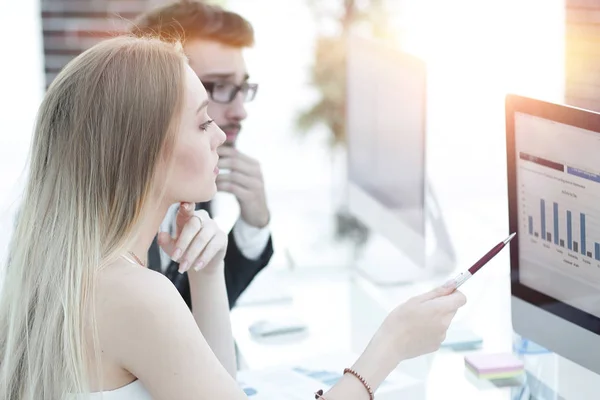 Chef och medarbetare diskuterar finansiella dokument — Stockfoto