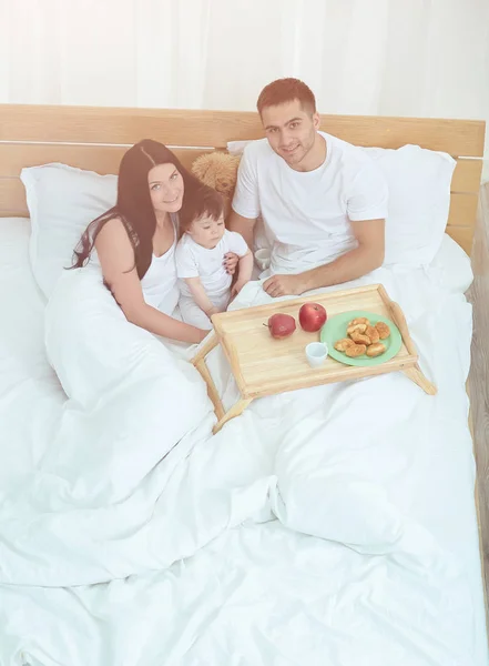 Madre, padre, bambino sul letto in camera — Foto Stock