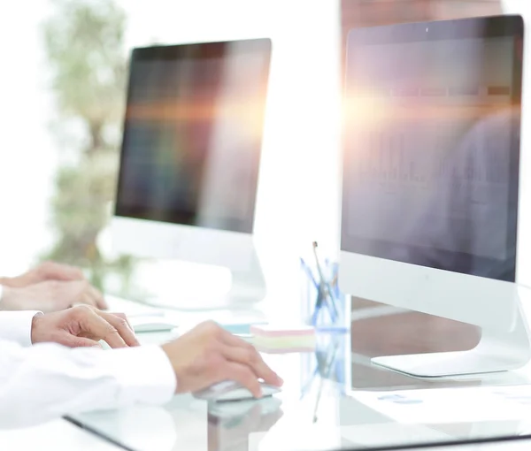 Handen tekst typen op het toetsenbord van de computer. wazig zakelijke achtergrond. — Stockfoto