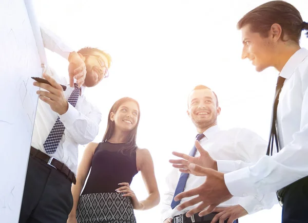 Equipe de negócios discutindo uma nova apresentação — Fotografia de Stock