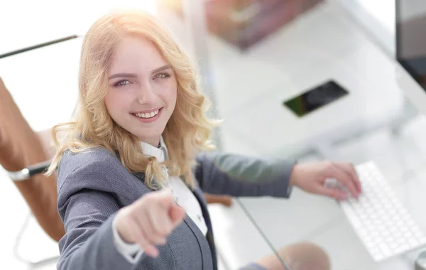 Closeup.smiling ビジネスの女性の前進を示す — ストック写真