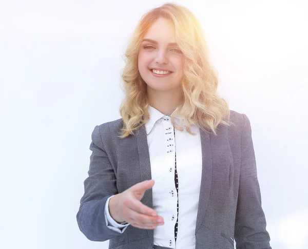 Sorrindo mulher de negócios esticando a mão para aperto de mão . — Fotografia de Stock