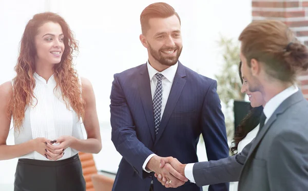 Obchodní partneři v kanceláři handshake. — Stock fotografie