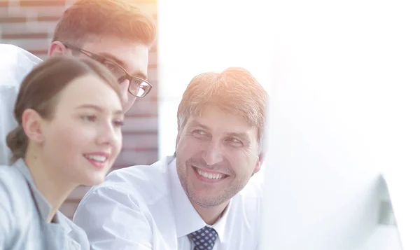 Geschäftsteam diskutiert Informationen am Schreibtisch — Stockfoto