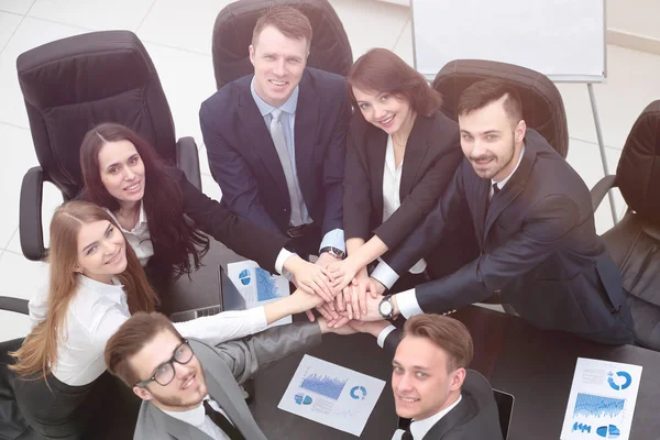 両手を組み一緒に机の上でビジネス チーム — ストック写真
