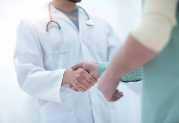 Patient shakes hands with his physician — Stock Photo, Image