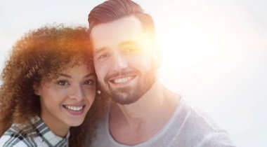 Üstten Görünüm modern genç çift ayakta yeni oturma odasında