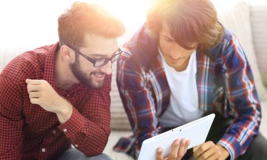 iki creative web tasarımcıları bir tablet ve bir dizüstü bilgisayar ile çalışma.