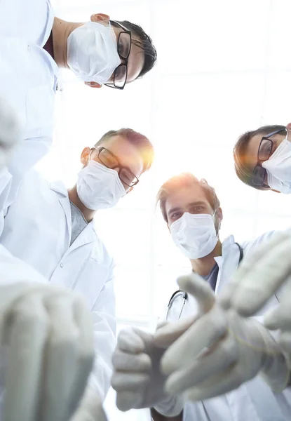 Vista inferiore.squadra chirurgica al lavoro — Foto Stock