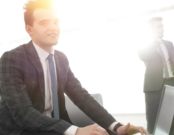 Geschäftskonzept.Jungunternehmer bestimmt — Stockfoto