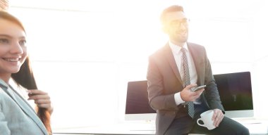 Aletleri kullanan işçiler, çalışma molası.