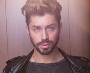 Deri ceketli adam modası, ahşap arka plan