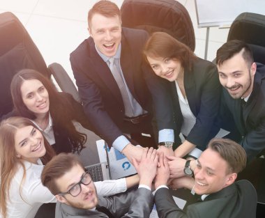 iş takım birlikte masada sıktı elleri ile