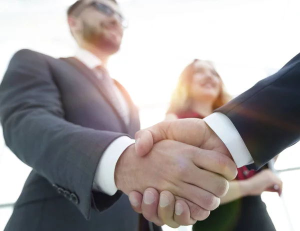 Podnikatelé, takže handshake - obchodní etiketa, congratulatio — Stock fotografie