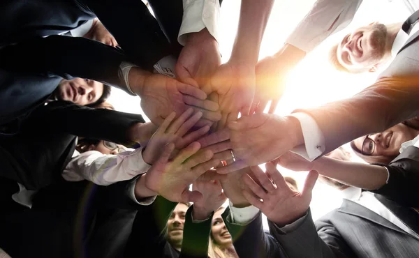 Grande equipe de negócios está formando um círculo e suas mãos apertadas juntas — Fotografia de Stock