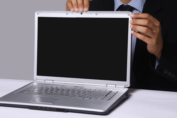Closeup.businessman 세련 된 노트북을 보여줍니다. — 스톡 사진