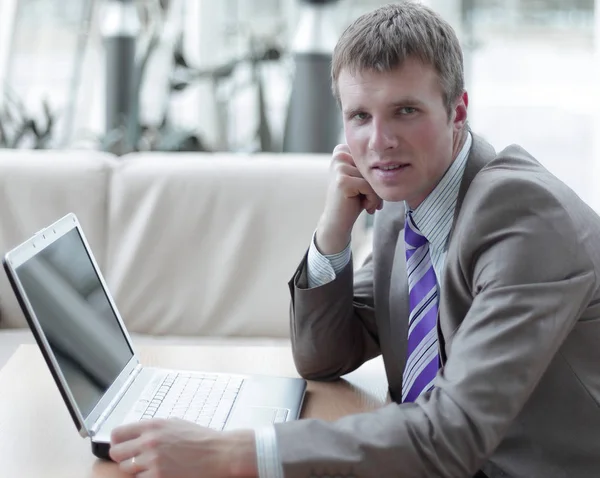 Genç çalışan bilgisayar monitörü gün içinde arıyorum