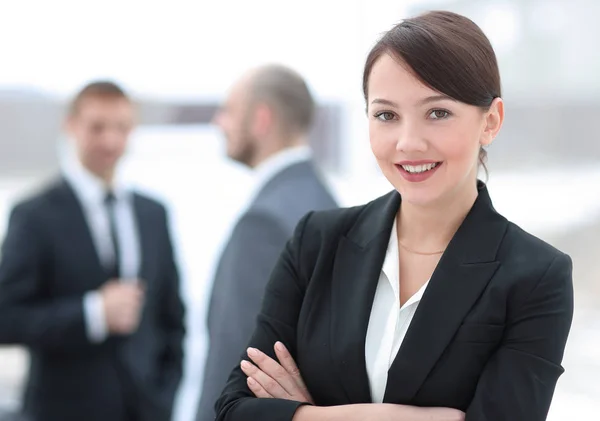 Erfolgreiche Managerin im Hintergrund des Büros — Stockfoto