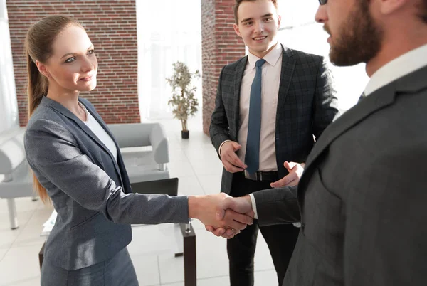 ビジネス concept.handshake マネージャーとクライアント — ストック写真