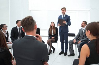 İş takım için bir rapor Yöneticisi okur.