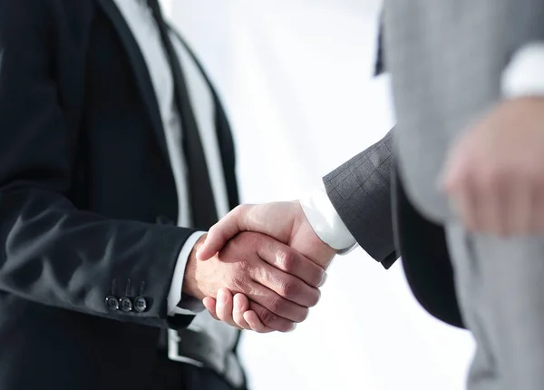 Vriendelijke Glimlachende zakenmensen handshaking. Business concept foto — Stockfoto