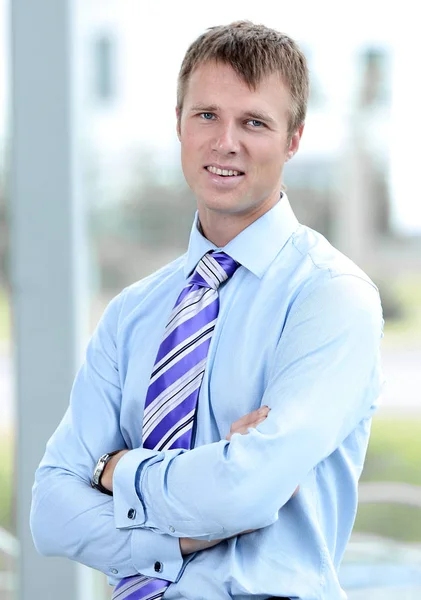 Portrait of a businessman with arms crossed — Stock Photo, Image