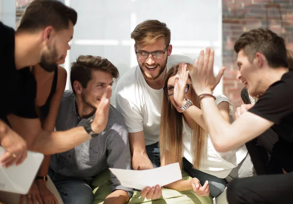 Jóvenes emprendedores que se dan unos cinco en una reunión informal — Foto de Stock