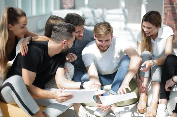 Equipe de negócios criativa discute novas ideias — Fotografia de Stock