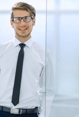 ofiste ayakta up.young çalışan kapatın