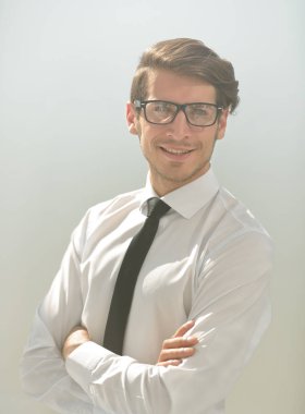 parlak bir arka plan üzerinde başarılı genç işadamı