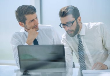 up.Business yakın arkadaşları tartışmak online bilgi.