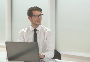 İş adamı masasında oturuyor..