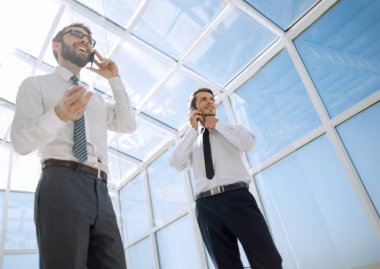 alt view.business ortaklar bir cep telefonu üzerinde konuşurken