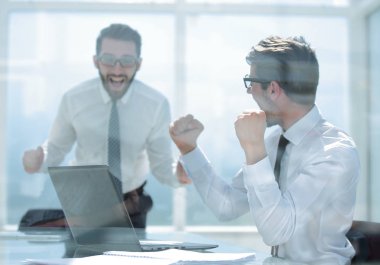 mutlu çalışanlar, iyi haber hakkında online mutlu