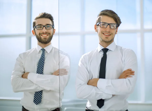 Deux hommes d'affaires sérieux debout dans le bureau — Photo